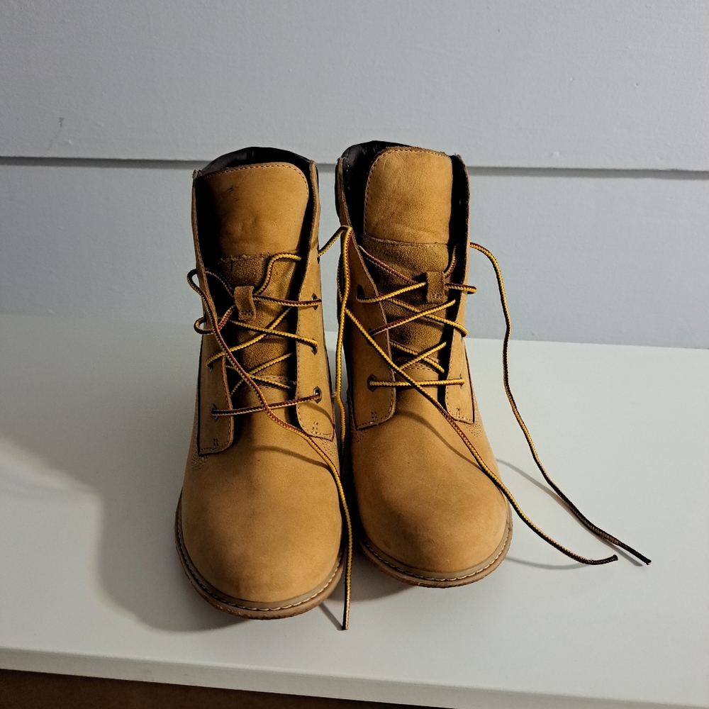 Size 11M Women Lace up Ankle Timberland suede boots.